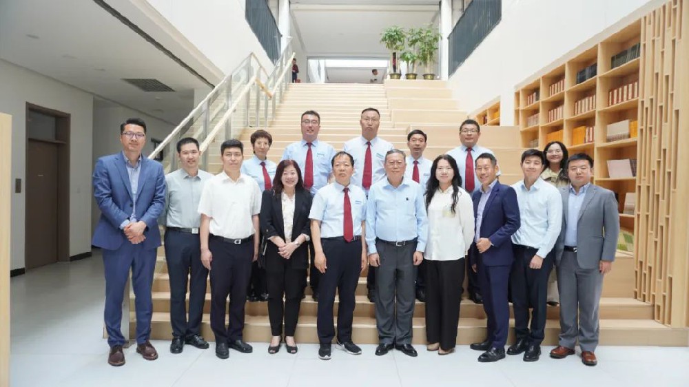 新加坡管理学院与中新天津生态城教体局领导莅临天津汉德高级中学考察交流